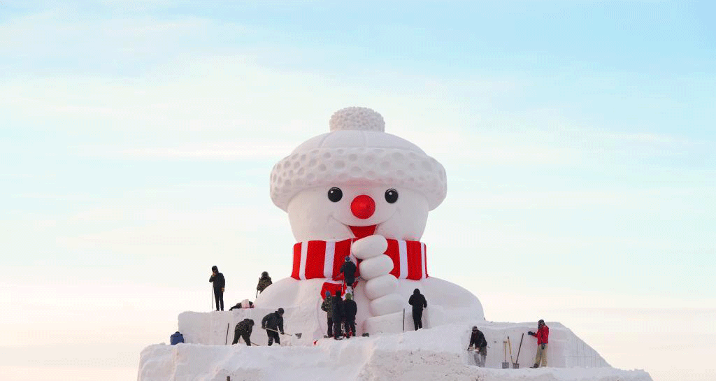 哈尔滨：松花江畔搭起18米高大雪人